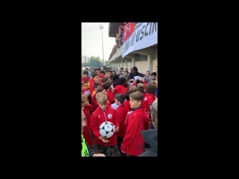 Balotelli a Castiglione, l'abbraccio dei giovani calciatori