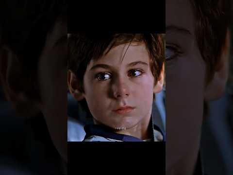 Basé sur une histoire vraie - Sa maladie et l’ignorance des gens ont rendu son enfance difficile.