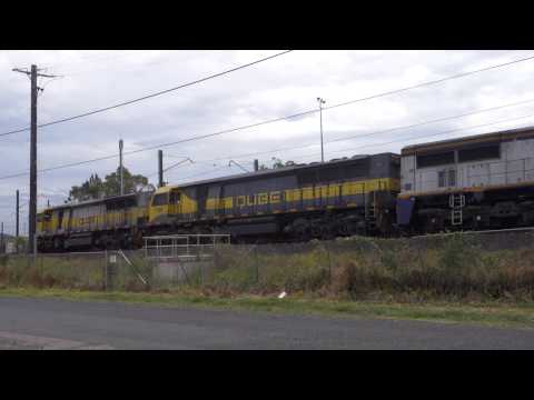 PN 4SB1 and Qube 5112 into the passing loops at Gosford - 14/12/16
