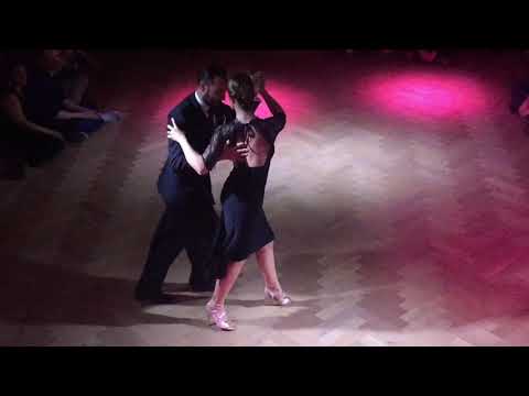 Fausto Carpino y Stephanie Fesneau bailan un tango vals "Pobre Flor" de Alfredo de Angelis