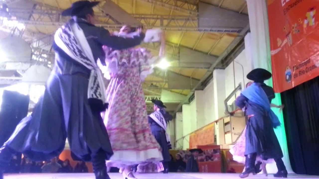 El Ballet 'Soles que dejan Huella' baila folklore