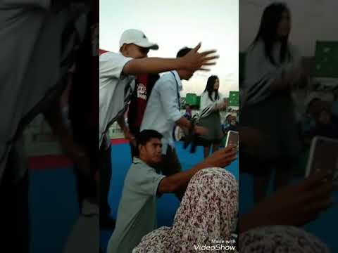 Azizah Maumere bergoyang...  Masyarakat Baubau terhibur