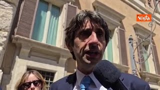 «Siete degli str..i», intervista a Donzelli interrotta da un contestatore fuori Montecitorio