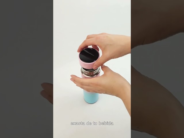 Vídeo relacionado con Trendmiya Juego de regalo personalizado para él y ella, termo con pantalla LED inteligente grabada a medida (500 ml), taza de cerámica negra, cuaderno A5 y bolígrafo táctil, kit de bienvenida único