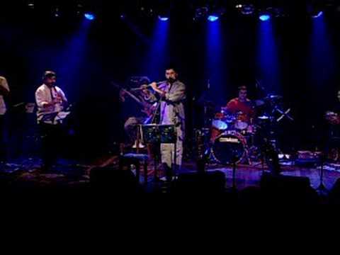 Eduardo Neves e Paulinho Moska cantando Pixinguinha