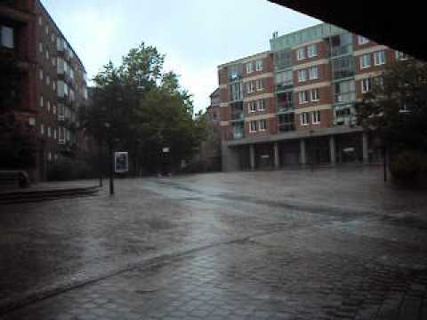 Visst är det underbart med lite ösregn?