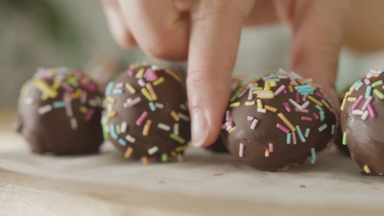 Bolitas de chocolate y bizcocho | Receta cake pops fácil