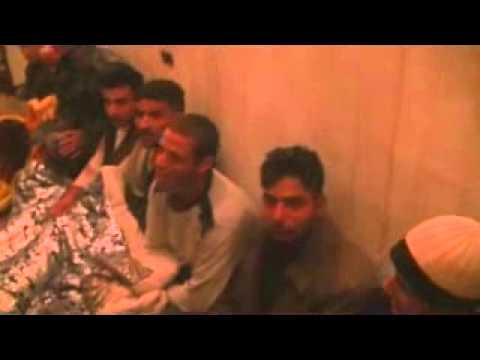 أسرى قوات النظام يهتفون برحيل بشار الأسد بعد السيطرة على مبنى الإذاعة والتلفزيون في دير الزور