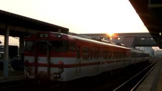 preview picture of video '【夕焼け】磐越西線・五泉駅 キハ47形3両(新潟色+新新潟色) Kiha 47 DMU train'