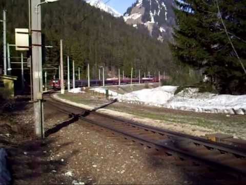 Zugkreuzung in Wald am Arlberg, Standort Glongtobelbrücke, Frühjahr 2012