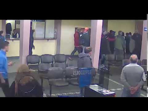 Le tiraron un redoblante en la cabeza a un policía