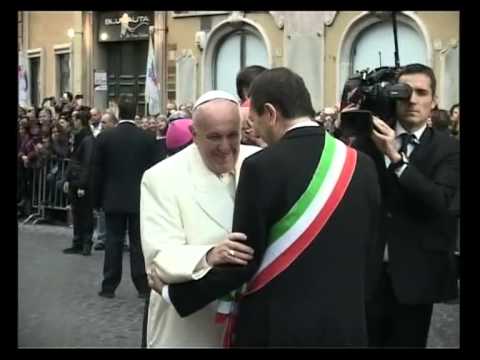 Papa Francesco e Sindaco Marino a piedi verso colonna dell'Immacolata