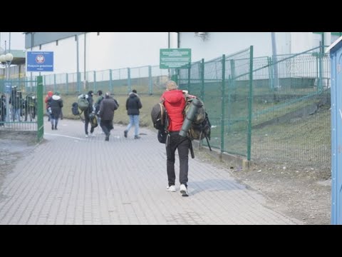 Χιλιάδες πρόσφυγες από την Ουκρανία συνεχίζουν να περνούν στην Πολωνία