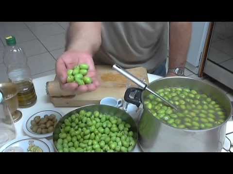 Preserve green olives - Ελιές τσακιστές, by Chef Andros.