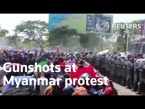 ミャンマーでの反クーデター抗議活動中に銃声が聞こえる (Gunfire heard during anti-coup protest in Myanmar)