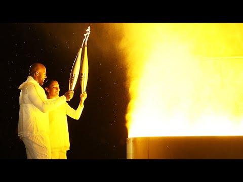 JO PARIS 2024 - Marie-José Pérec et Teddy Riner allument ensemble la vasque olympique qui s'envole