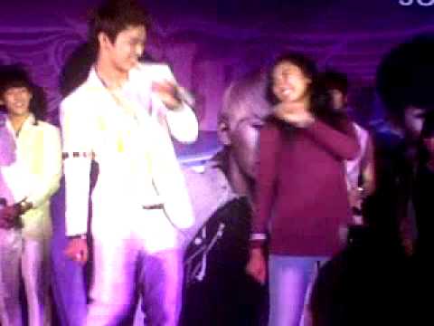 120621 BToB Live in Jakarta Hyunsik dancing with a fan
