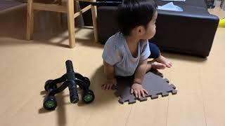 腹筋ローラーをする１歳児