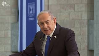 דברי ראש הממשלה נתניהו בטקס הזיכרון לנרצחים ולנופלים בשבעה באוקטובר ובמלחמת ״חרבות ברזל״, בכנסת (עדכוני משרד ראש הממשלה) - התמונה מוצגת ישירות מתוך אתר האינטרנט יוטיוב. זכויות היוצרים בתמונה שייכות ליוצרה. קישור קרדיט למקור התוכן נמצא בתוך דף הסרטון