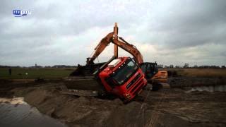 preview picture of video 'Vrachtwagen met zand weggezakt in Hasselt, losmaken enorme klus'