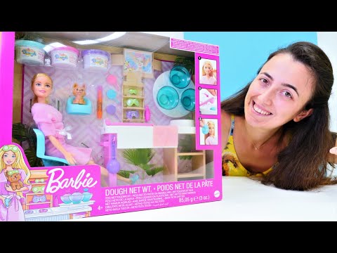 Hayal Ailesi. Sevcan Barbie bakım günü kutu açılışın yapıyor! Eğlenceli kız videosu
