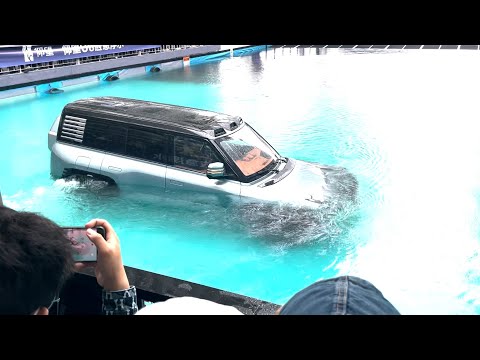 BYD Yangwang U8 Emergency Floating Function Close-Up Demonstration