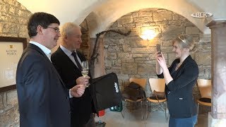 The new managing director of the state winery "Kloster Pforta" is presented in a TV report and plans for the future are discussed in an interview with Björn Probst. Guests such as the wine princess, the minister of the state of Saxony-Anhalt, Reiner Robra, and the former district administrator Harry Reiche share their opinions on the appointment of the new managing director.