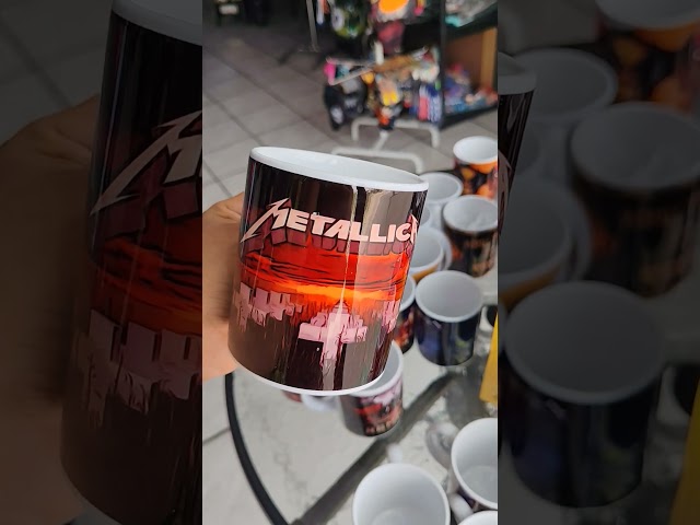 Vídeo relacionado con newseny Taza regalo Rock - Metallica de dibujos animados - Regalo para fans de Metallica y Rockeros (taza rock) | Cerámica 355ml