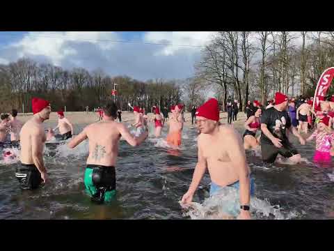 Nieuwjaarsduik  Borgerswold Veendam. Deze video is genomen door Arend. Lichtenberg. 1-01-2026