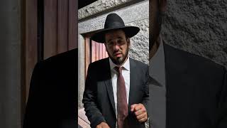 מורנו הרב דוד פריוף שליט"א, בקברו של הצדיק מחב"ד רבי מנחם מנדל מליובאוויטש זצוק"ל (הרב דוד פריוף) - התמונה מוצגת ישירות מתוך אתר האינטרנט יוטיוב. זכויות היוצרים בתמונה שייכות ליוצרה. קישור קרדיט למקור התוכן נמצא בתוך דף הסרטון