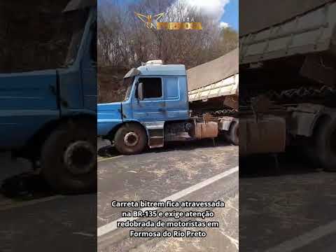 Carreta bitrem fica atravessada na BR-135 e exige atenção de motoristas em Formosa de Rio Preto/BA