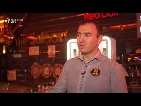 Kamerieri punon i vetëm në kafiteri pas tërmetit në Durrës