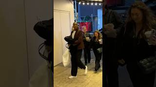 Venus Williams carries her own clothes in NYC! #venuswilliams