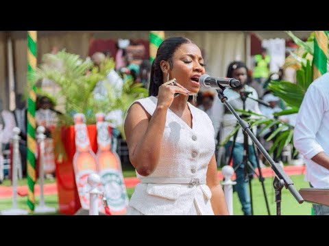 SENZAA INTERPRÈTE LE TITRE "EYAMI" DE FINIKI À LA FOIRE TOGO 2000 !