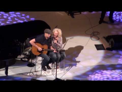 キャロル・キングとジェームズ・テイラーの共演 (HD) - 雨の中で泣いてもいいのよ - ボストン・ガーデン - 6/19/10 (Carole King With James Taylor (HD) - I'll Do My Crying In The Rain - Boston Garden - 6/19/10)