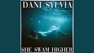 Kadr z teledysku She Swam Higher tekst piosenki Dani Sylvia