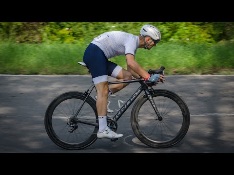 4 podstawy: Sztuka szybkiego i bezpiecznego pokonywania zakrętów na rowerze