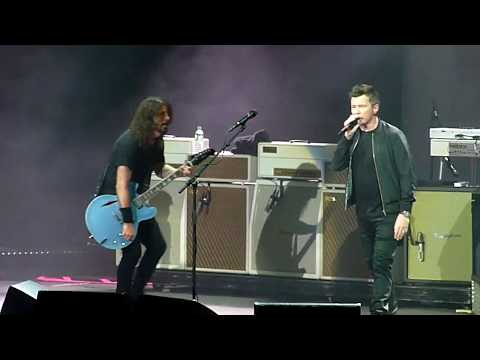 Foo Fighters & Rick Astley - Never Gonna Give You Up - O2 Arena, London - September 2017