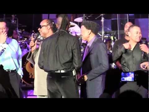 Stevie Wonder surprises E, W, & F's Maurice White, Philip Bailey, Monster's Noel Lee @ CES '11