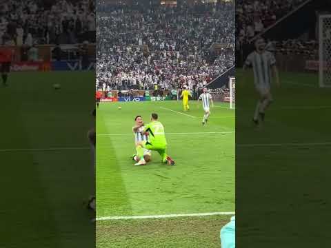 REACCIÓN del DIBU MARTÍNEZ ante el PENALTI de MONTIEL que CONSAGRÓ CAMPEÓN a la SELECCIÓN ARGENTINA