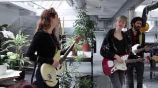 3voor12/Utrecht TV: Amber Arcades speelt ITGWO in Kapitaal