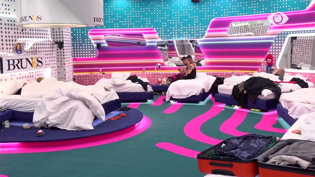 Gimbo tenton të zgjojë me puthje Selin