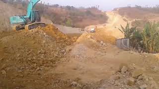 preview picture of video 'Nepal fast track मकवानपुरगढी-१ रानीसेरामा काम गर्दै गरेको एक झलक by:-buddha raj thing'