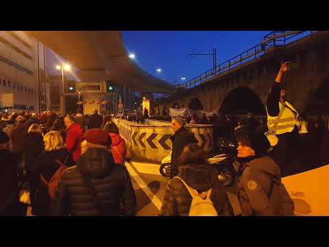 Corteo Trieste 28 ottobre 2021-Centro Commerciale Torri d'Europa
