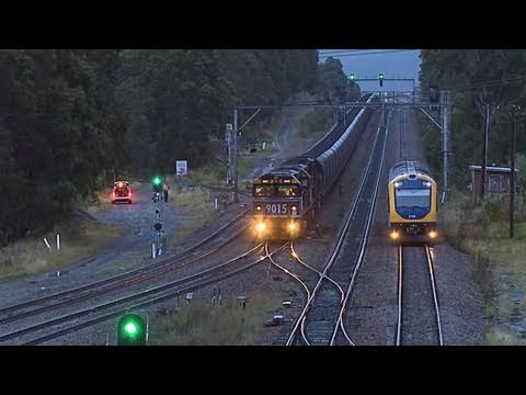 Long Coal Train In NSW (Australia) Overtaken By Cityrail Passenger Railcar (3/6/2010) - PoathTV