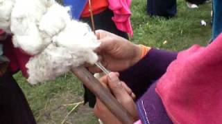 preview picture of video 'Ladies Spinning Wool - Ecuador'