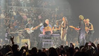 Dua Lipa featuring Neil Finn, Crowded House - Don’t Dream It’s Over, Live in Auckland, New Zealand
