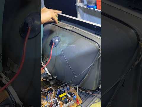 How to discharge a CRT TV tube using tin #repair #tubetv #old #crt #flyback #transformer #tips #fyp
