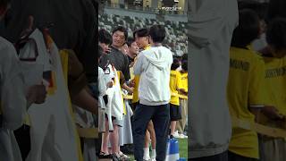 国立競技場へ駆けつけたファンへ神対応を見せるドルトムント・山本天翔　#shorts