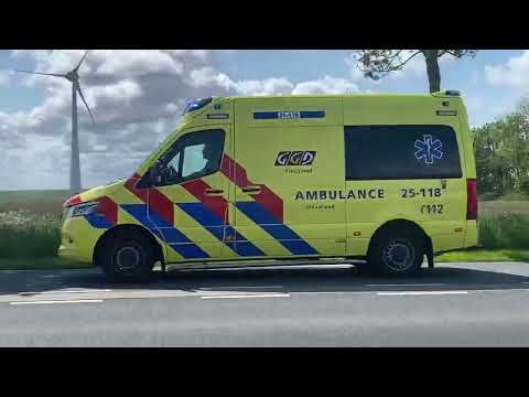 Ambulance met spoedt ziekenhuis vanaf urk 25-118